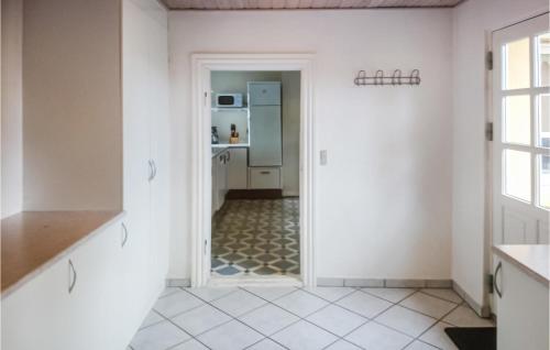 una cocina con paredes blancas y una puerta que conduce a una cocina en Gorgeous Home In Bedsted Thy With Wifi, en Bedsted Thy