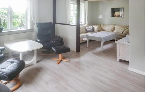 sala de estar con sofá, silla y mesa en Gorgeous Home In Bedsted Thy With Wifi, en Bedsted Thy