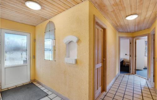 Oksbølにある5 Bedroom Pet Friendly Home In Oksblの黄色の壁と木製の天井の廊下