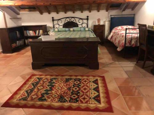 um quarto com uma cama e um tapete no chão em Casale San Michèle em Gubbio