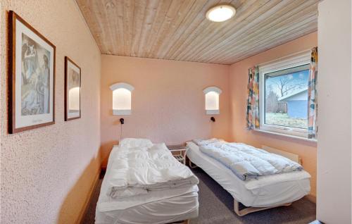 Oksbølにある5 Bedroom Pet Friendly Home In Oksblの窓付きの部屋 ベッド2台