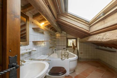 y baño con bañera, aseo y lavamanos. en Casale San Michèle, en Gubbio