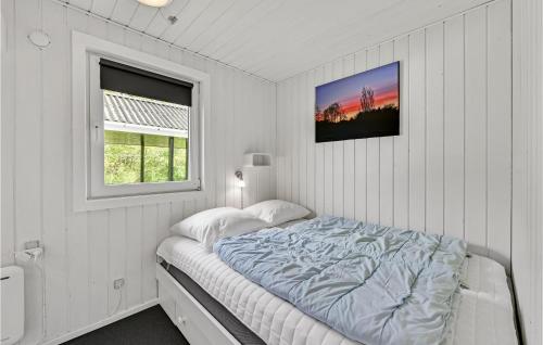 HemmetにあるNice Home In Tarm With 3 Bedrooms, Sauna And Wifiの窓付きの白い部屋のベッド1台