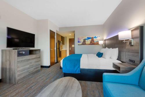 a hotel room with a bed and a flat screen tv at Best Western Plus Executive Residency Phoenix North Happy Valley in Phoenix