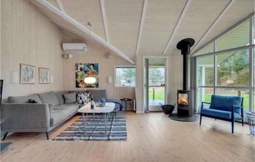 ein Wohnzimmer mit Couch und Kamin in der Unterkunft Lovely Home In Bedsted Thy With Sauna in Bedsted Thy