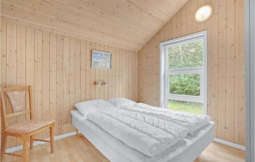 een slaapkamer met een groot bed en een raam bij Awesome Home In Tarm With Wifi in Hemmet