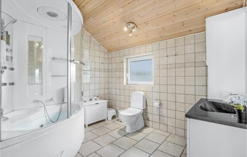 een badkamer met een bad, een toilet en een wastafel bij Awesome Home In Tarm With Wifi in Hemmet