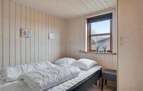 Bett in einem Zimmer mit Fenster in der Unterkunft Nice Home In Hemmet With Sauna in Hemmet