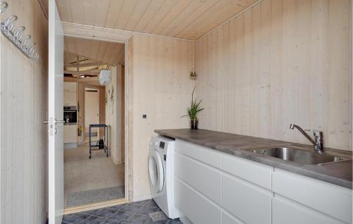 Hemmet的住宿－Nice Home In Hemmet With Sauna，厨房配有水槽和洗衣机