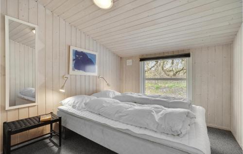 VestervigにあるStunning Home In Vestervig With Wifiのベッドルーム(白いシーツを使用した大型ベッド1台付)