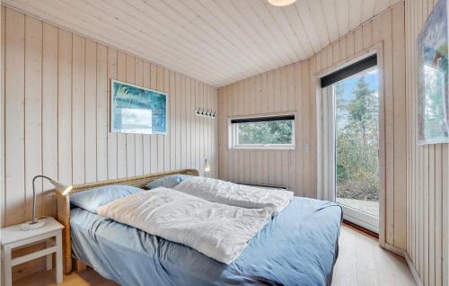 Ein Bett oder Betten in einem Zimmer der Unterkunft Awesome Home In Roslev With Kitchen