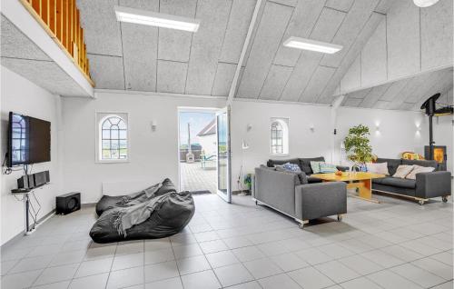 Posezení v ubytování Awesome Home In Thyholm With Kitchen