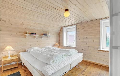 Postel nebo postele na pokoji v ubytování Awesome Home In Thyholm With Kitchen