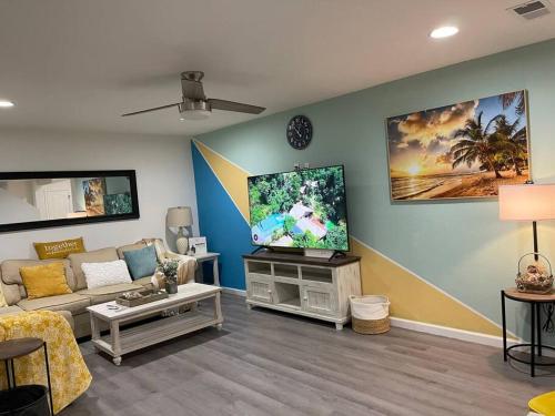 Et tv og/eller underholdning på Luxury Modern & Cute- Minutes to The White-Sand Beaches