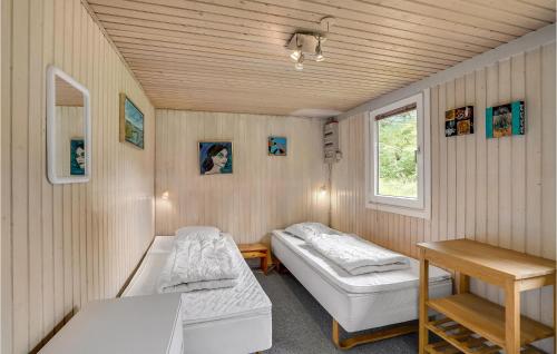 Habitación pequeña con 2 camas y ventana en Nice Home In Hurup Thy With Wifi, en Sønder Ydby