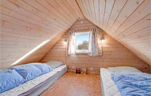 2 Betten in einem Holzzimmer mit Fenster in der Unterkunft Amazing Home In Struer With Kitchen in Remmer Strand