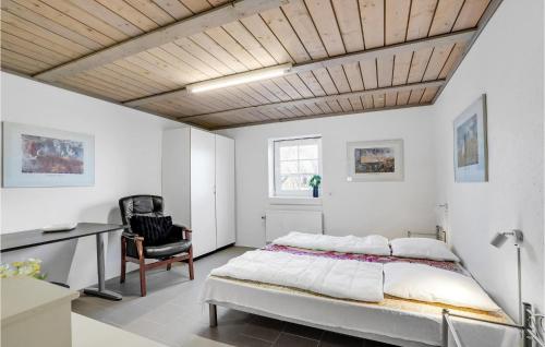 - une chambre avec un lit, un bureau et une chaise dans l'établissement Stunning Apartment In Thisted With Wifi, à Thisted