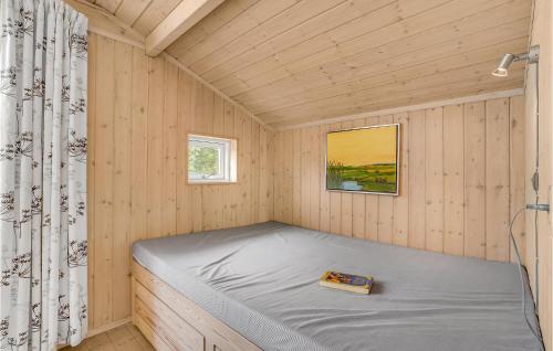 een kleine slaapkamer met een bed in een tiny house bij Gorgeous Home In Hurup Thy With Wifi in Heltborg