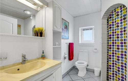 La salle de bains est pourvue d'un lavabo et de toilettes. dans l'établissement Stunning Apartment In Thisted With Wifi, à Thisted