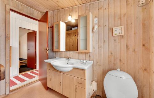 Un baño de Cozy Home In Vinderup With Sauna