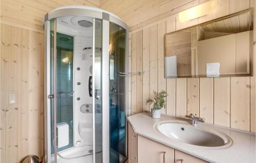 een badkamer met een douche en een wastafel bij Gorgeous Home In Hurup Thy With Wifi in Heltborg