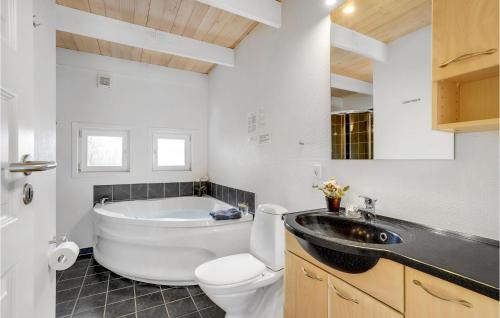 Koupelna v ubytování 2 Bedroom Stunning Home In Thyholm