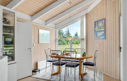 ein Esszimmer mit Tisch und Stühlen und einem Fenster in der Unterkunft 3 Bedroom Beautiful Home In Frøstrup in Frøstrup