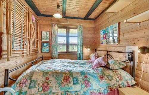 een slaapkamer met een bed in een blokhut bij Hoejris Hus in Søndervig