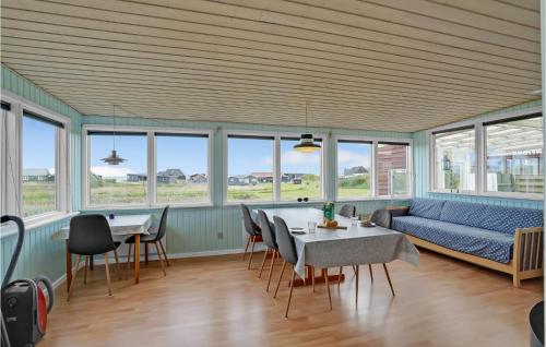 ein Wohnzimmer mit einem Sofa und einem Tisch in der Unterkunft Beautiful Home In Vinderup With House A Panoramic View in Vinderup