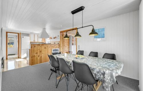a kitchen and dining room with a table and chairs at Stunning Home In Vemb With Wifi in Vemb