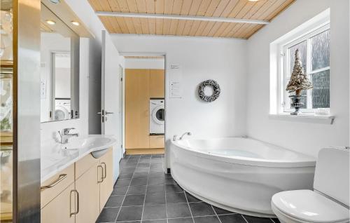 Ванная комната в Nice Home In Spttrup With Sauna