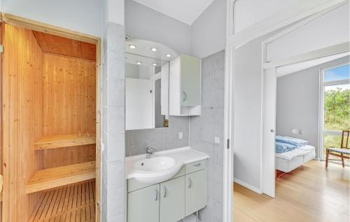 y baño con lavabo y espejo. en Amazing Home In Ringkbing With House A Panoramic View, en Søndervig