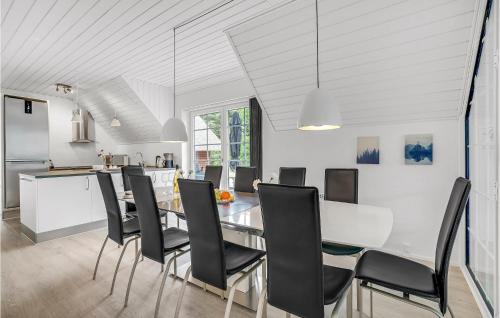 Η κουζίνα ή μικρή κουζίνα στο 4 Bedroom Nice Home In Ulfborg