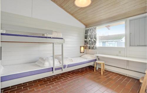 Danland LøjtにあるGolfparkenの窓付きの客室で、二段ベッド2台が備わります。