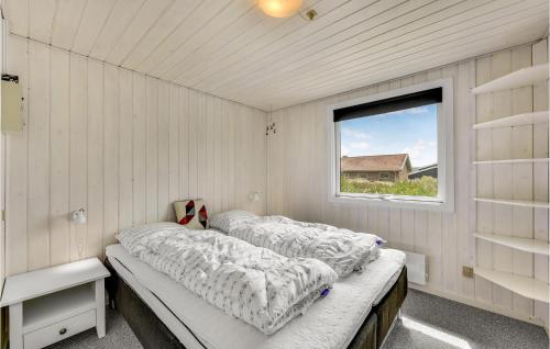 Nørre Lyngvigにある2 Bedroom Awesome Home In Hvide Sandeのベッドルーム1室(窓付)