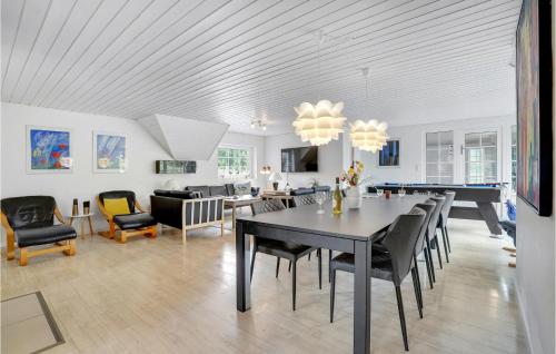 Χώρος καθιστικού στο Awesome Home In Ulfborg With Sauna