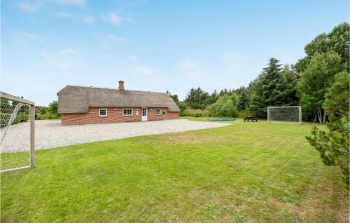 Κήπος έξω από το Awesome Home In Ulfborg With Sauna