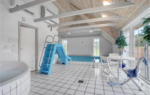 UlfborgにあるAwesome Home In Ulfborg With Outdoor Swimming Poolのバスルーム(青いスライド付)、プレイルーム