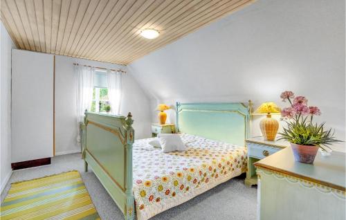 Nice Home In Sjlund With Kitchen في Sønder Bjert: غرفة نوم مع سرير ومكتب مع مصباح