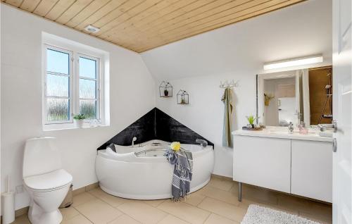 ØhuseにあるAwesome Home In Ulfborg With 4 Bedrooms, Sauna And Wifiのバスルーム(バスタブ、トイレ、シンク付)