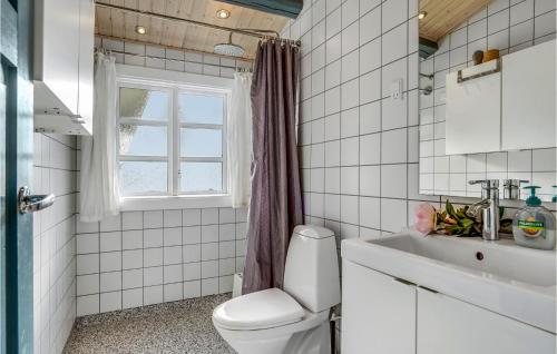Ett badrum på 3 Bedroom Stunning Home In Hejls