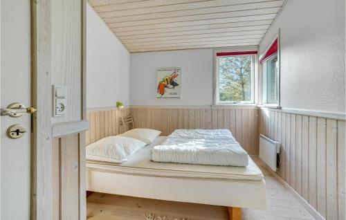 Torup StrandにあるStunning Home In Fjerritslev With 3 Bedrooms, Sauna And Wifiの窓付きの小さな部屋のベッド1台分です。
