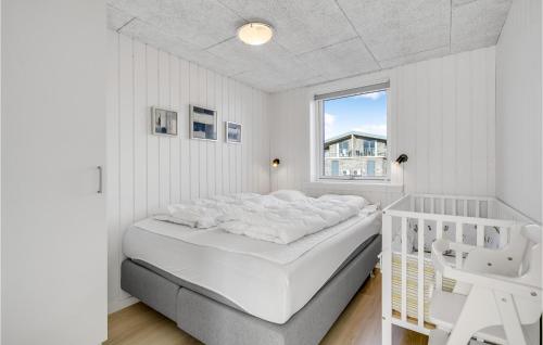 Un dormitorio blanco con una cama grande y una ventana en Awesome Home In Ringkbing With Kitchen, en Søndervig