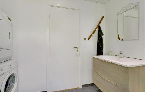 y baño blanco con lavabo y lavadora. en 2 Bedroom Lovely Home In Give en Give