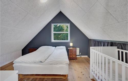 1 dormitorio con cama blanca y pared azul en 2 Bedroom Lovely Home In Give en Give