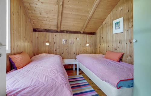 トランにあるAmazing Home In Lgstr With Kitchenのベッド2台 木製の壁の部屋