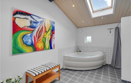 een badkamer met een bad en een schilderij aan de muur bij Amazing Home In Fur With House A Panoramic View in Fur