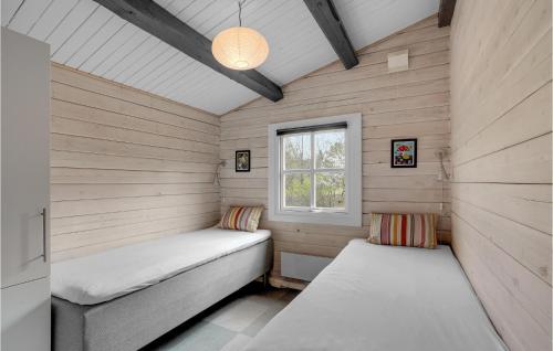 een kleine kamer met 2 bedden en een raam bij Amazing Home In Fur With House A Panoramic View in Fur