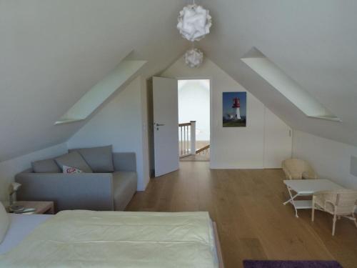 1 dormitorio con 1 cama y sala de estar con sofá en Ostsee Lodges mit Wellnessbereich, en Timmendorfer Strand