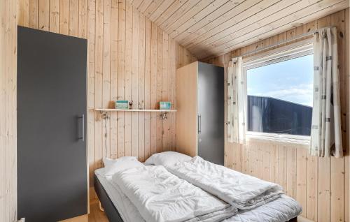 Lild StrandにあるAmazing Home In Frstrup With 4 Bedrooms, Sauna And Wifiの窓付きの部屋のベッド1台